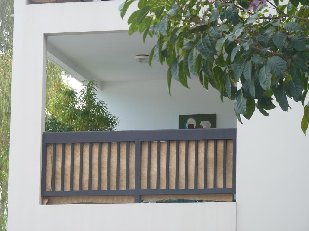Au Meuble Des Roches Saint-Gilles-les-Bains Exterior foto